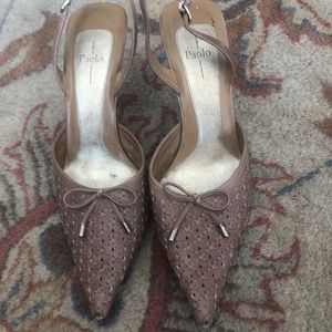 Lineo Paulo narrow sling back dark tan perforated, low-heel pump